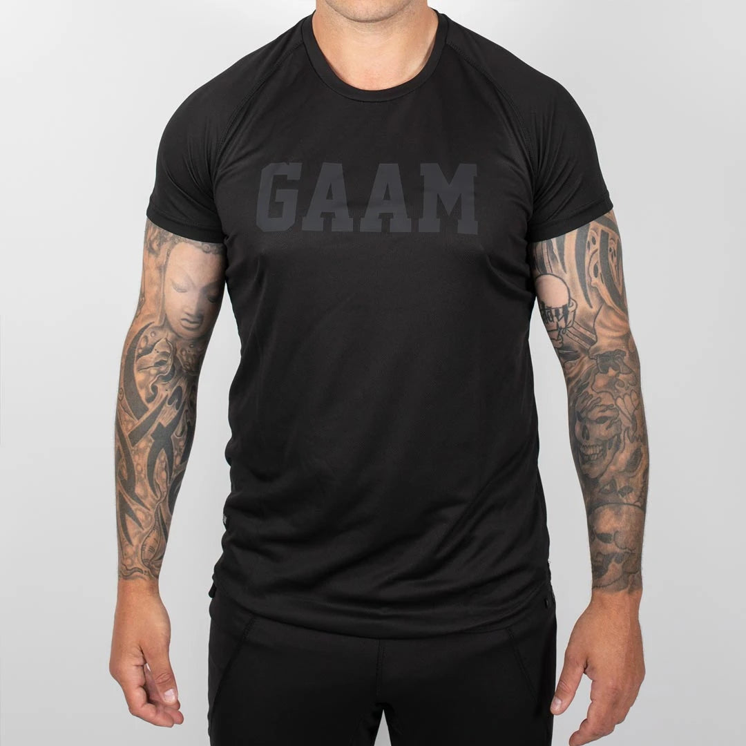 GAAM Pro Tech Logo Tee Black, en svart trenings-t-skjorte i funksjonsmateriale med stort GAAM-trykk på brystet., bilde 1 av 1