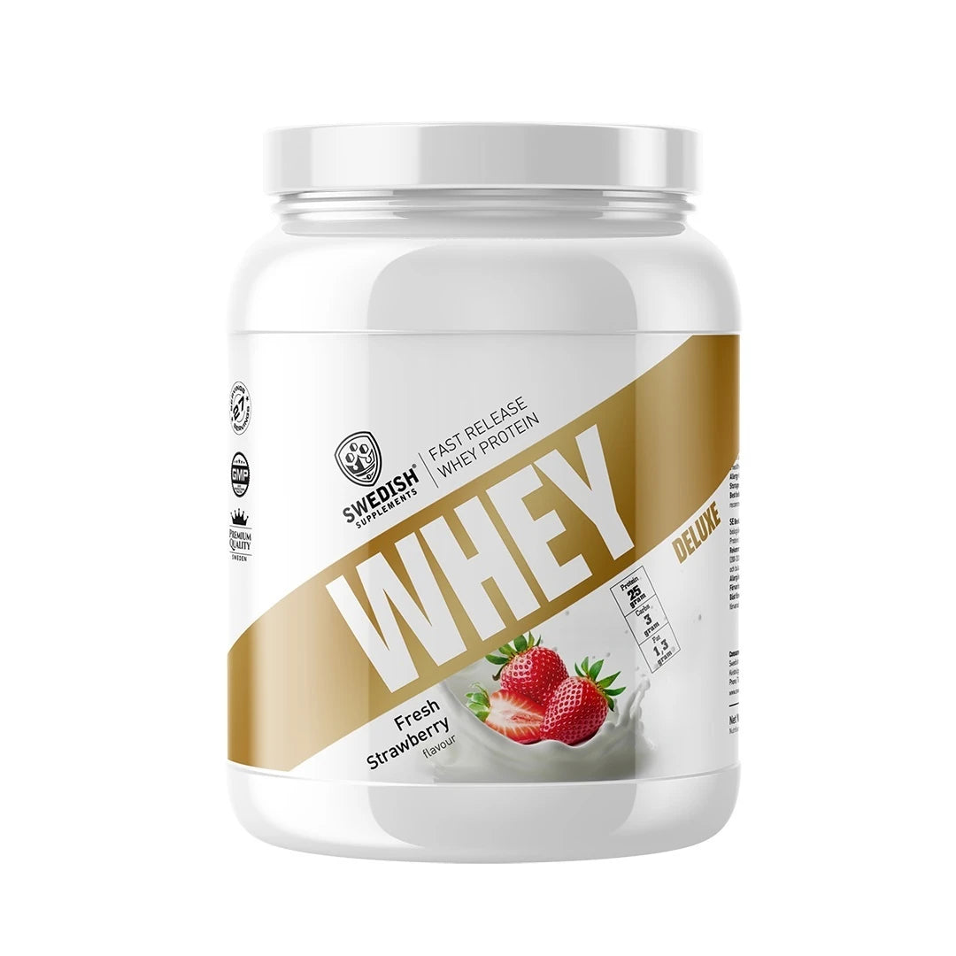 Swedish Supplements Whey Protein Deluxe 900 g proteinpulver i en hvit boks med gulldetaljer og smaken Fresh Strawberry.