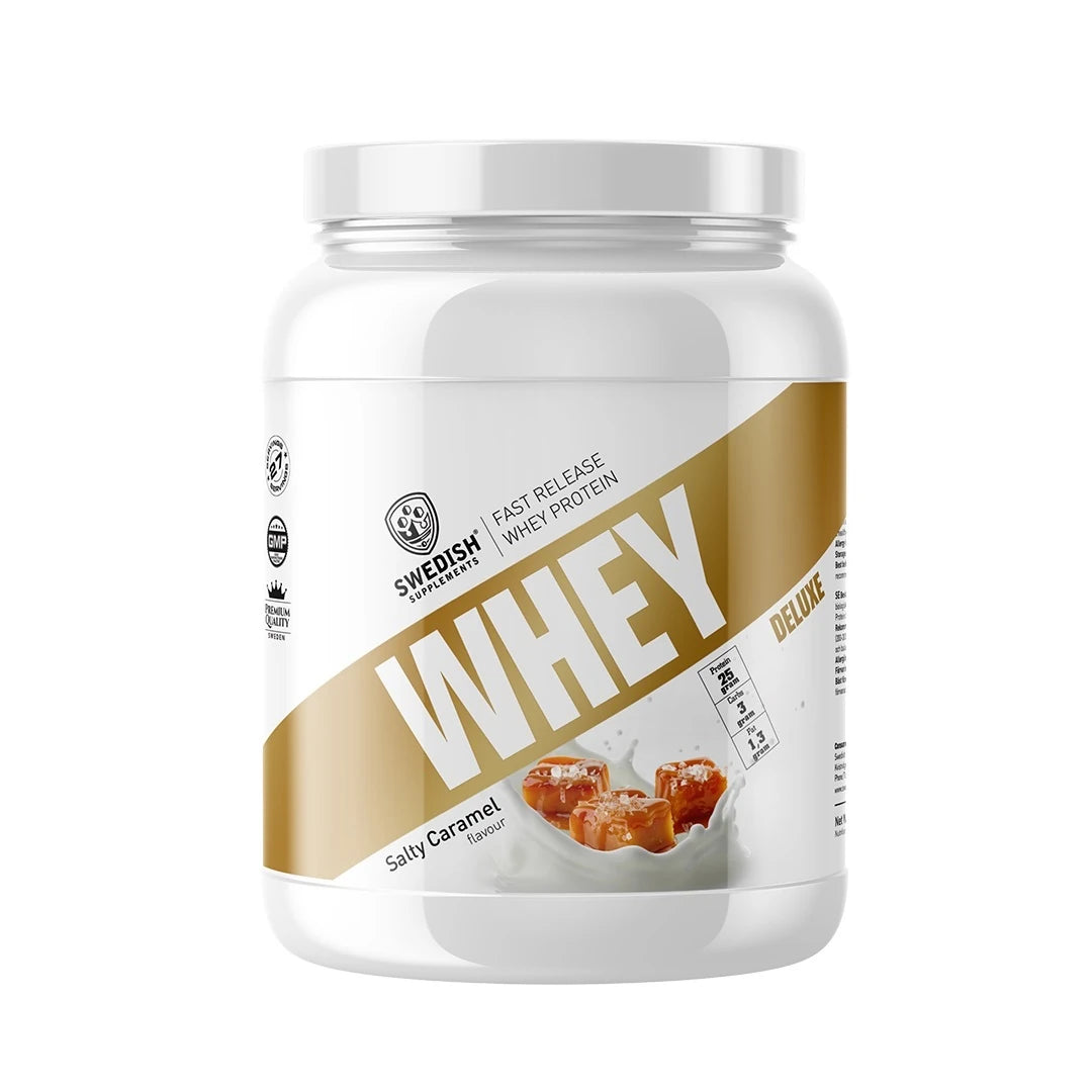 Swedish Supplements Whey Protein Deluxe 900 g myseprotein i en hvit boks med gulldetaljer og smaken Salty Caramel.
