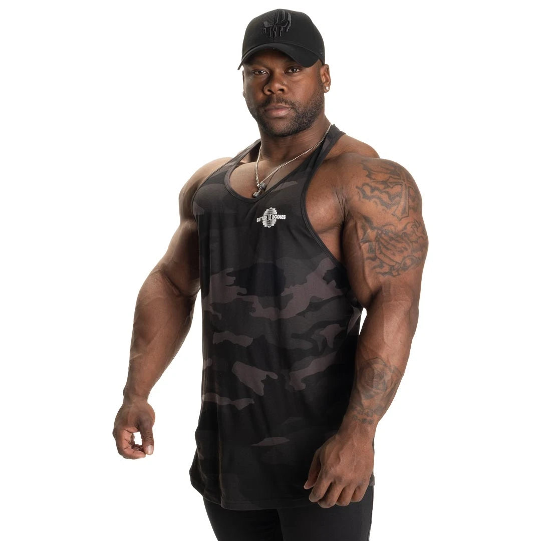 Better Bodies Essential T-back V2 Dark Camo, en mørk kamuflasjemønstret treningssinglet i bomull for herre., bilde 2 av 6