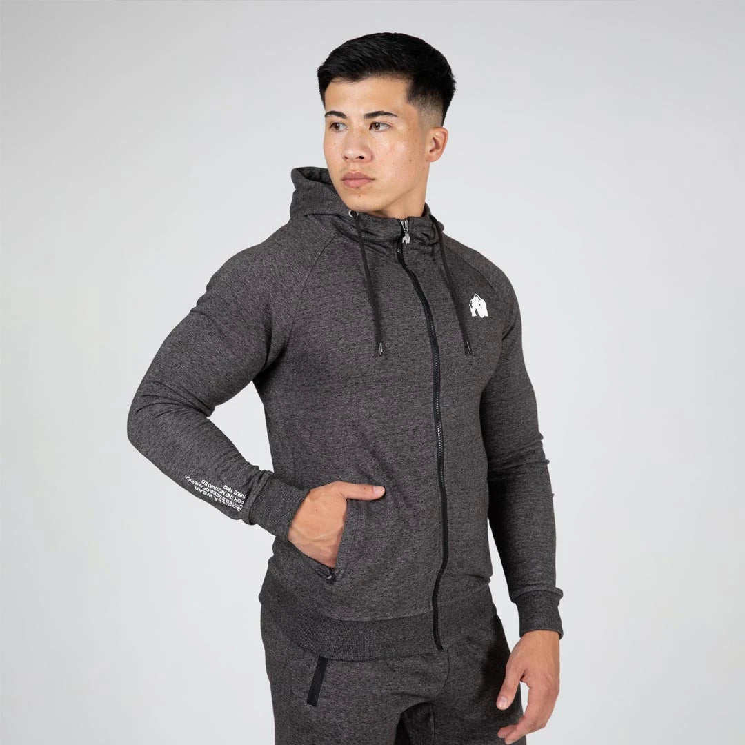 Gorilla Wear Payette Zipped Hoodie grå med hel glidelås, kengurulommer og hvit brystlogo, båret av en mannlig modell., bilde 8 av 8