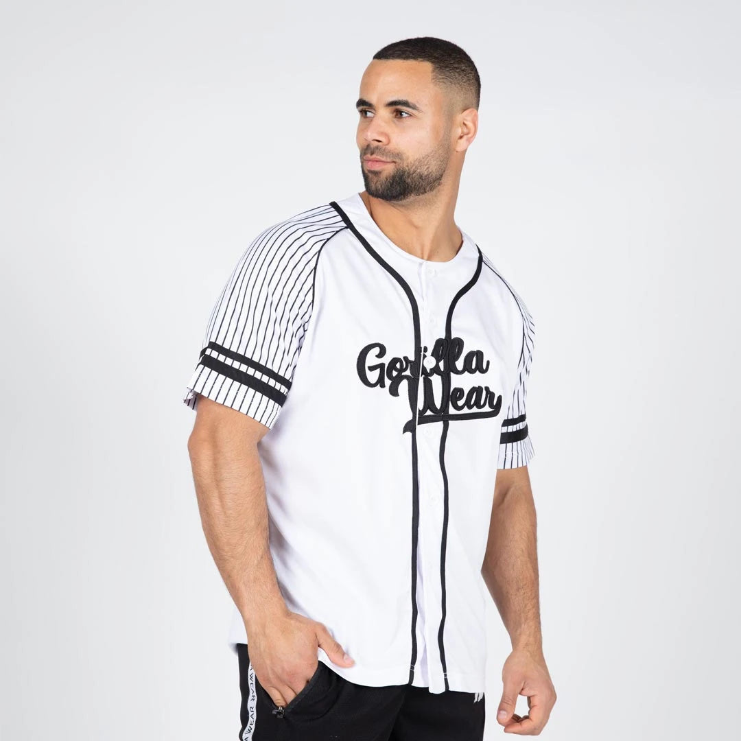 Gorilla Wear 82 Baseball Jersey White, en hvit baseballtrøye i polyester med svarte striper og logo båret av en mann., bilde 5 av 8