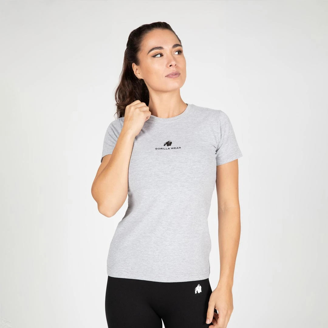 Gorilla Wear Estero T-Shirt grey melange er en gråmelert, kroppsnær t-skjorte i elastisk bomull båret av en modell., bilde 6 av 6