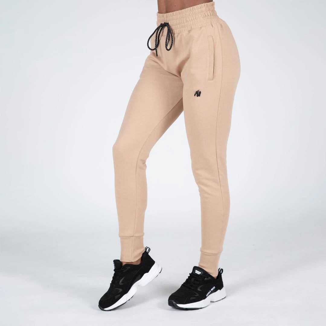 Gorilla Wear Marion Sweatpants beige er myke treningsbukser med svart snøring og logo på benet., bilde 6 av 6