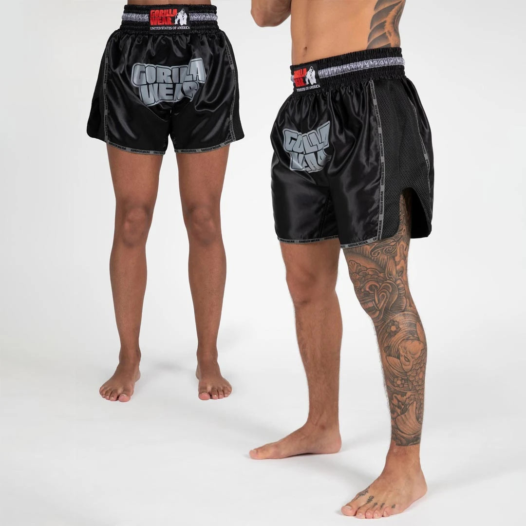 Gorilla Wear Piru Muay Thai Shorts black i glanset materiale med stor grå logo, sidesplitter og elastisk midje., bilde 1 av 7