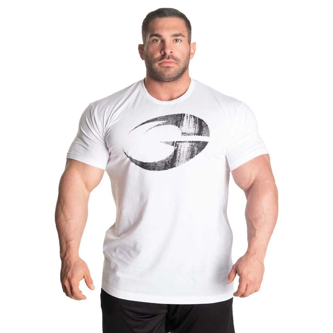 GASP Cadet Tee White, en hvit trenings-t-skjorte i bomullsblanding med stor svart logo på brystet, båret av en modell., bilde 5 av 8
