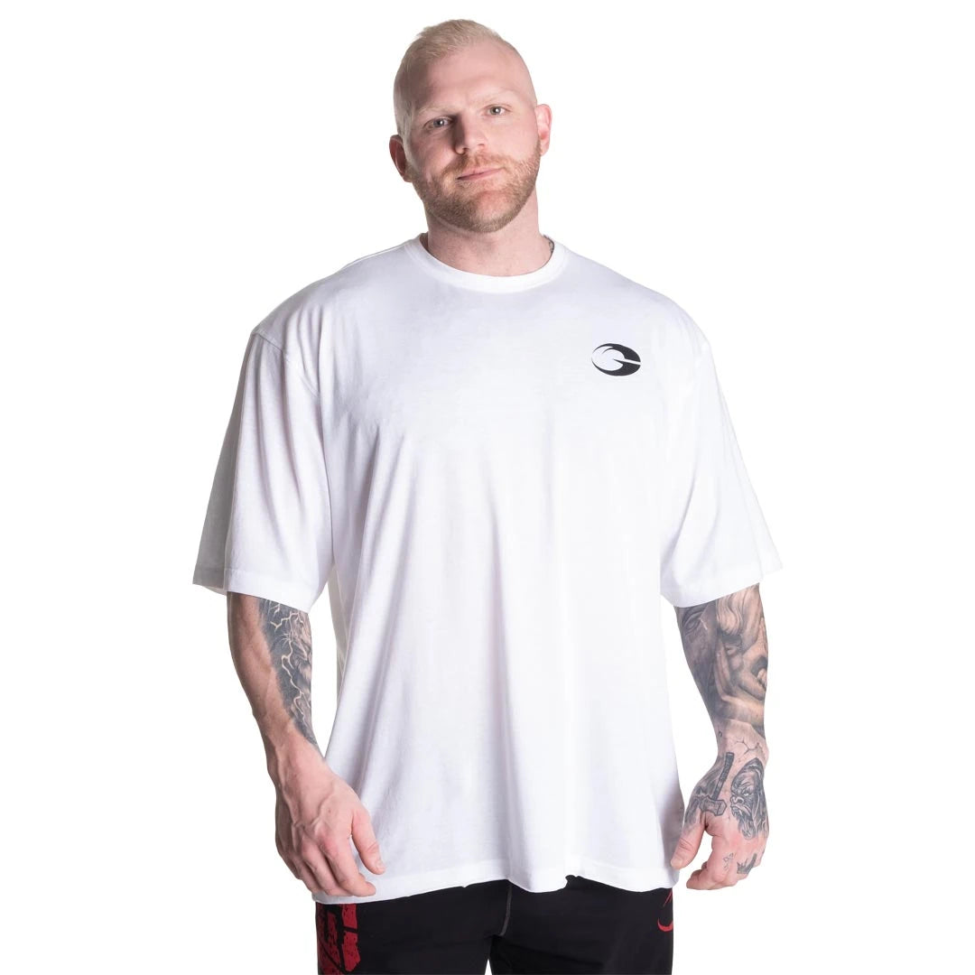 GASP Division Iron Tee White, en hvit oversize trenings-t-skjorte for herre med diskret logo på brystet.
