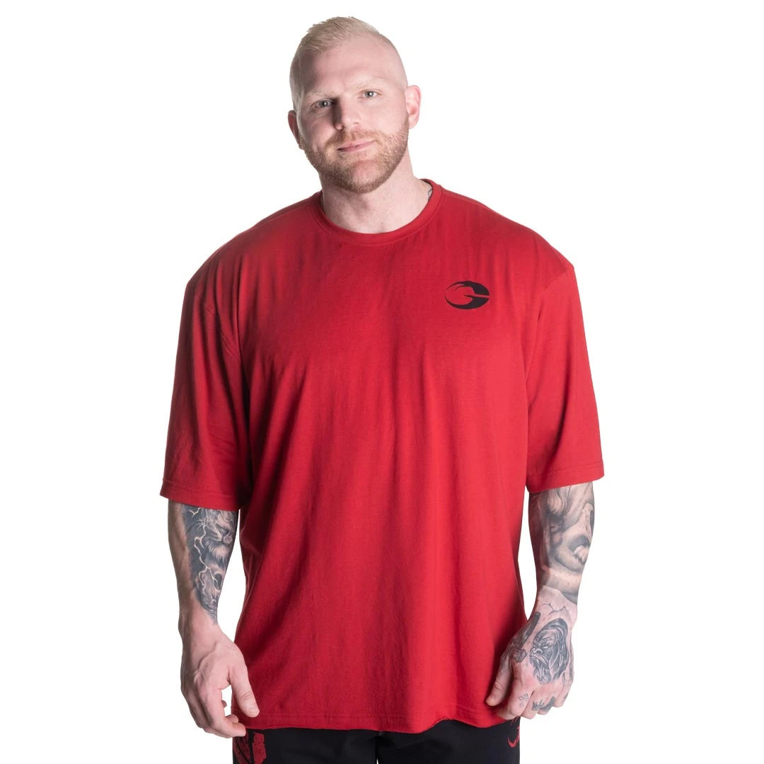 GASP Division Iron Tee Chili Red, en rød oversize trenings-t-skjorte med en liten svart logo på venstre bryst., bilde 1 av 2