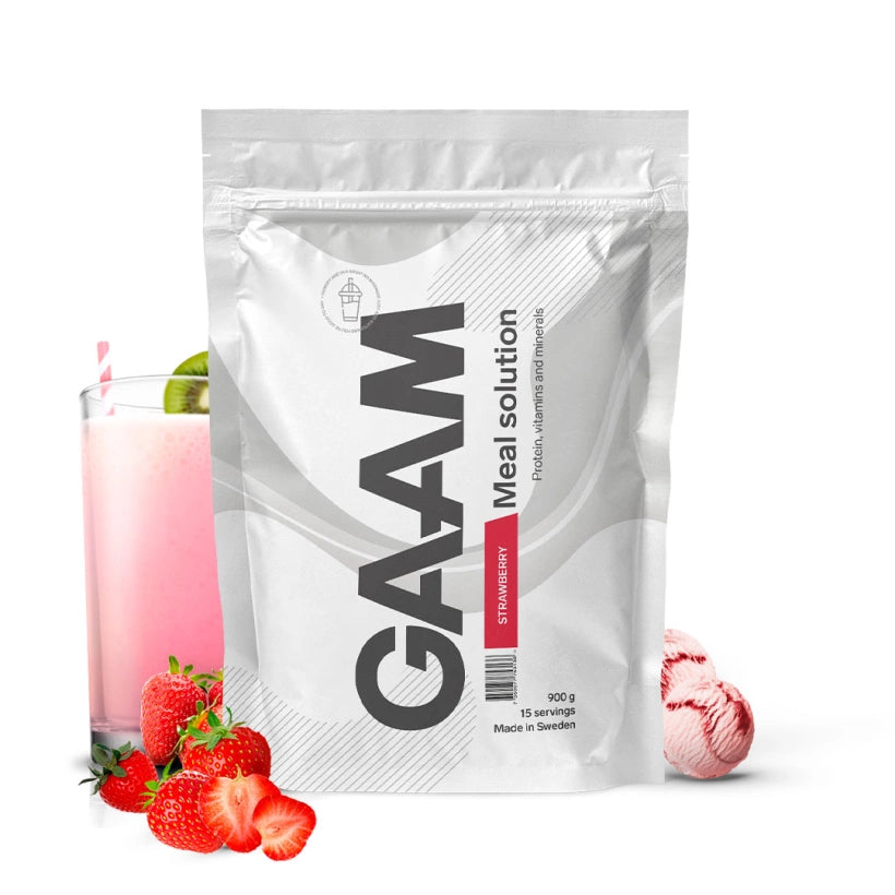 Hvit pose med GAAM Meal Solution 900 g måltidserstatning i smaken Strawberry, ved siden av en rosa shake og jordbær.