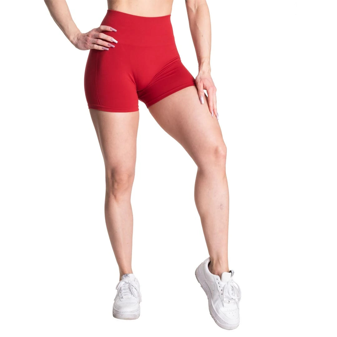 Better Bodies Scrunch Shorts Chili Red, røde treningsshorts med høy midje som bæres av en modell., bilde 1 av 2