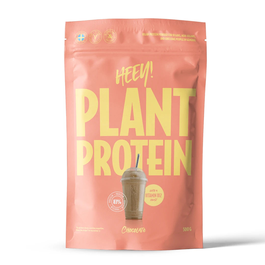Heey! Vegansk Protein 500 g i en lyserosa pose med gule detaljer for smaken Sjokolade., bilde 1 av 9