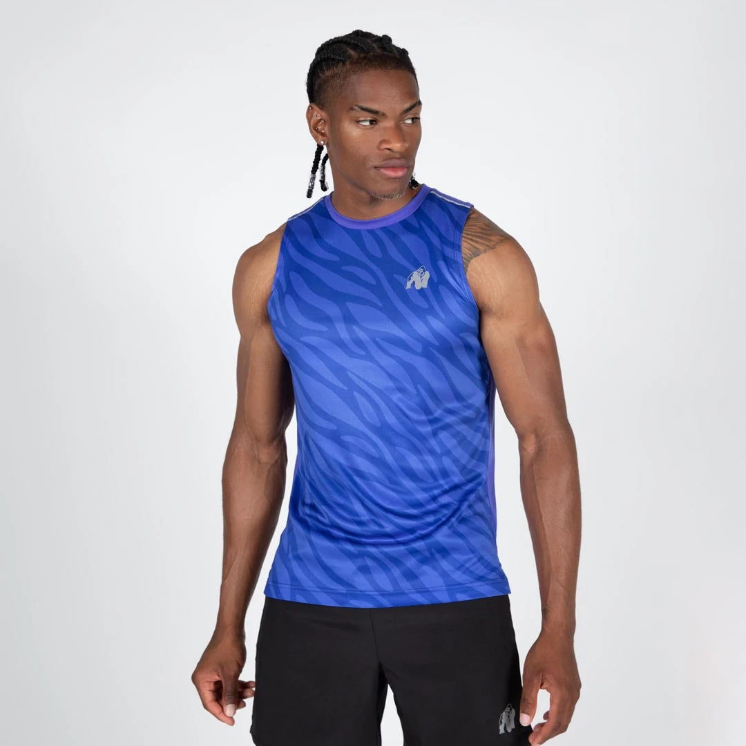 Mannlig modell iført Gorilla Wear Washington Tank Top Blue, en blåmønstret treningstrøye i polyester., bilde 2 av 8