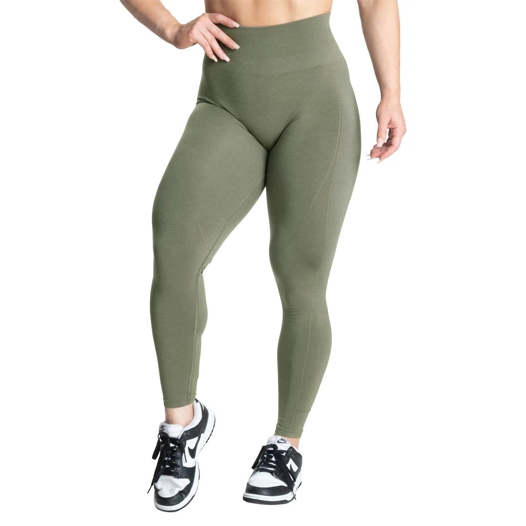 Better Bodies Scrunch Leggings Washed Green, grønne sømløse treningstights med høy midje på en modell., bilde 1 av 3
