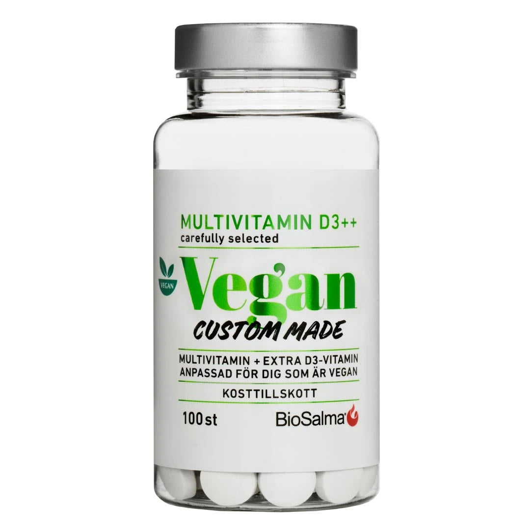 BioSalma Multivitamin Vegan D3++ 100 tabs i en gjennomsiktig plastboks med sølvlokk og hvit etikett med grønn tekst.