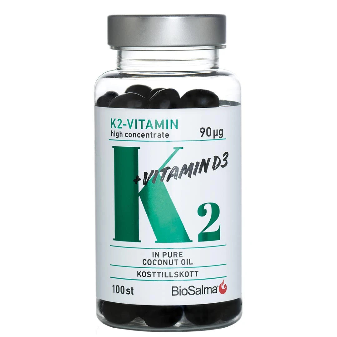 BioSalma K2-vitamin High Concentrate 90 µg 100 caps i en gjennomsiktig boks med sølvlokk og mørke kapsler.