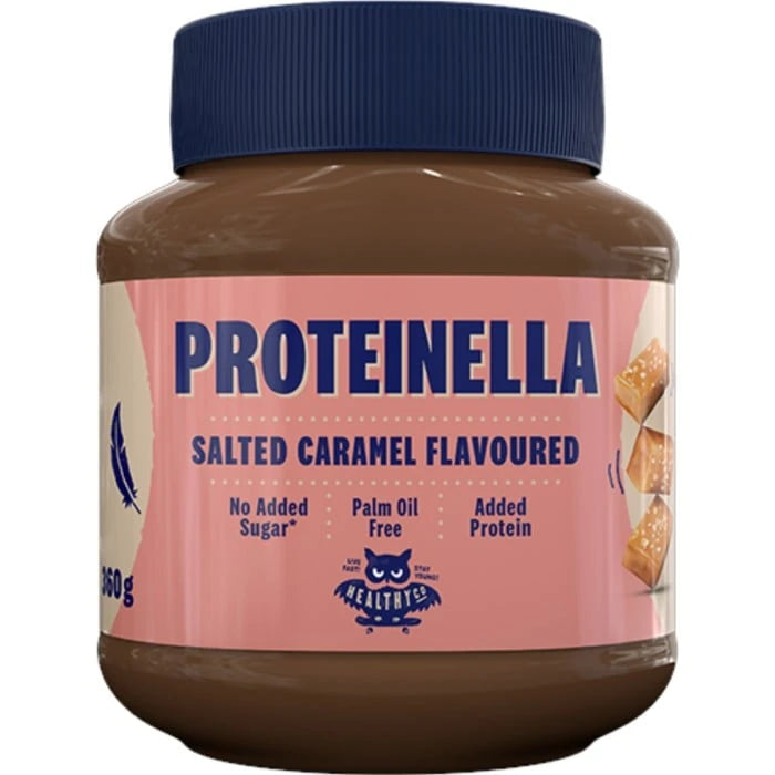 HealthyCo Proteinella 360 g i en krukke med mørkeblått lokk, rosa etikett og tekst for smaken Salted Caramel.