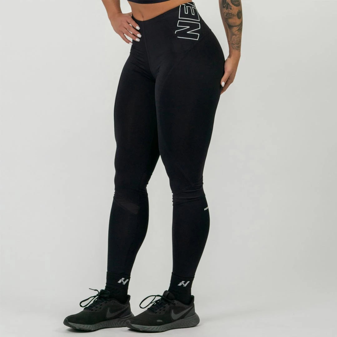 NEBBIA FIT Active High Waist Leggings Black er svarte treningstights med høy midje og en stor hvit logo på hoften., bilde 1 av 5