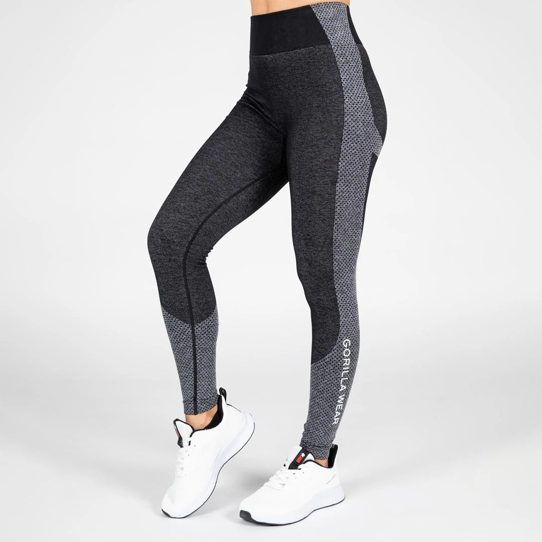 Gorilla Wear Selah Seamless Leggings Black med høy midje og grå sidedetaljer, vist på modell., bilde 3 av 5