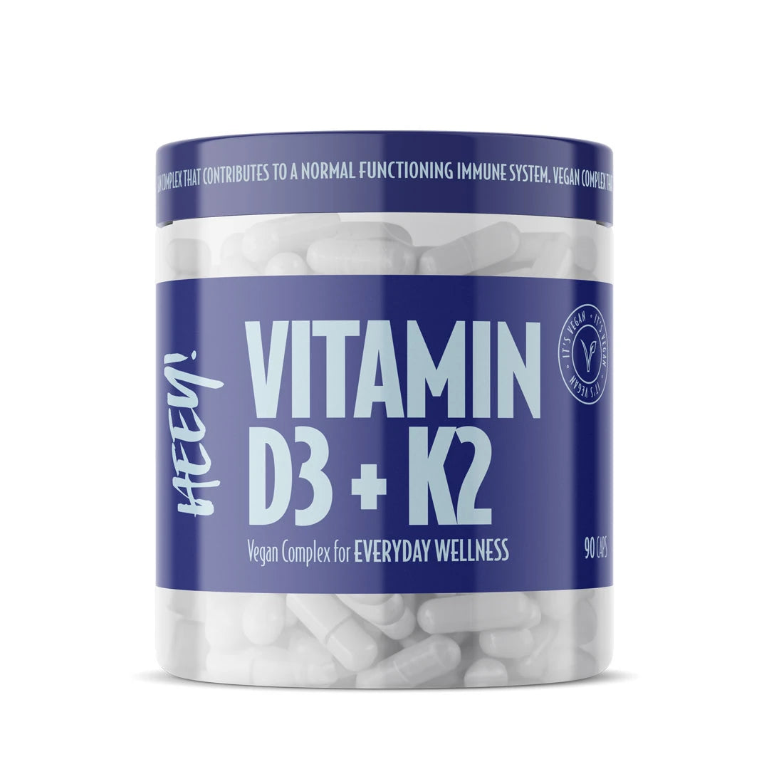 Heey! Vitamin D3/K2 + Superfruits 90 caps pakket i en gjennomsiktig boks med blå etikett og hvite kapsler.