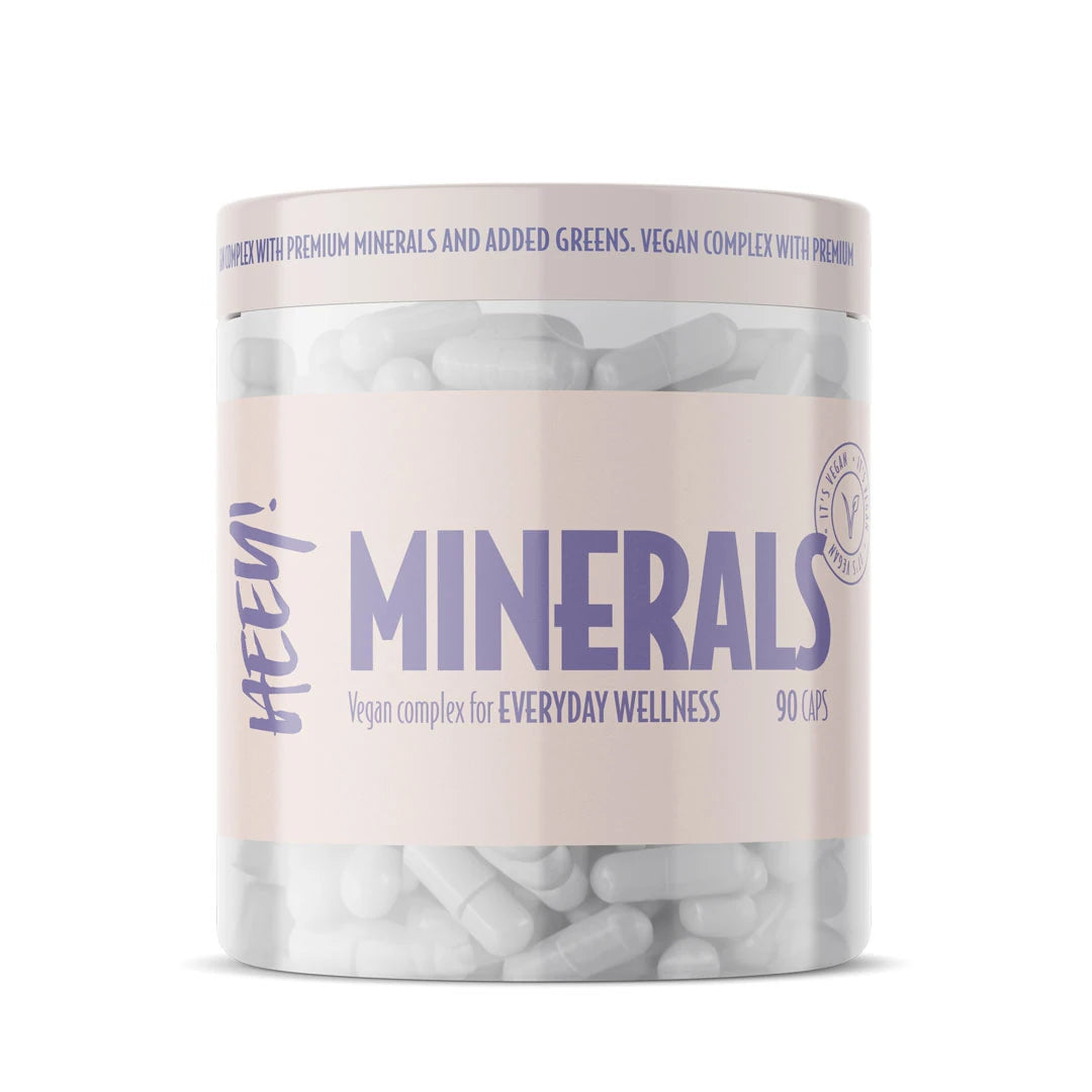 Heey! Multimineral + Greens 90 caps i en gjennomsiktig boks med lyserosa etikett og synlige hvite veganske kapsler.