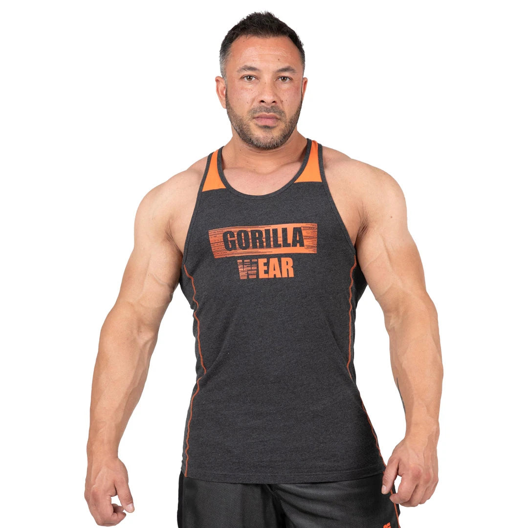 Mann iført Gorilla Wear Wallace Tank Top Grey Orange, en mørkegrå singlet i bomull med oransje detaljer og stor brystlogo., bilde 7 av 8
