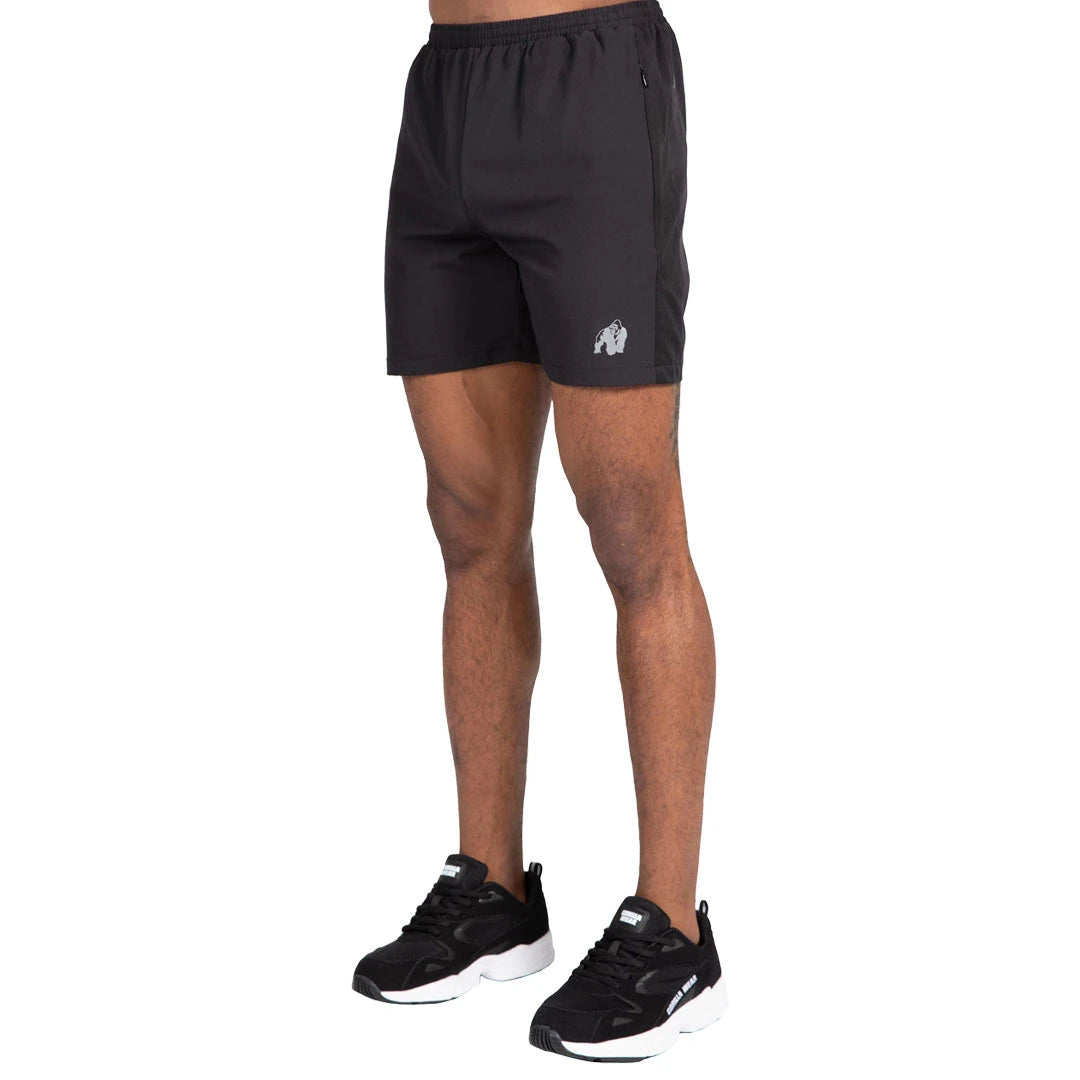 Gorilla Wear Lubec Shorts Black, svarte treningsshorts med logo på venstre ben, båret av modell., bilde 3 av 5