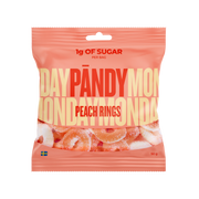 Pändy Candy Peach Rings 50 g i en persikofärgad påse fylld med mjuka gelé- och skumringar.