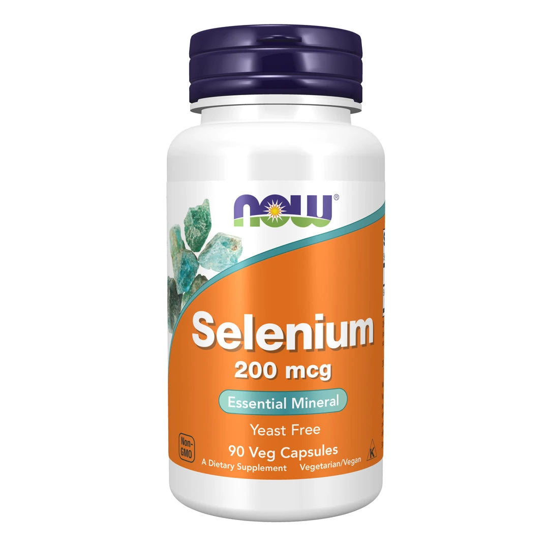 NOW Selenium 200mcg 90 vegkapsler kosttilskudd, pakket i en hvit boks med oransje etikett og mørkeblått lokk.