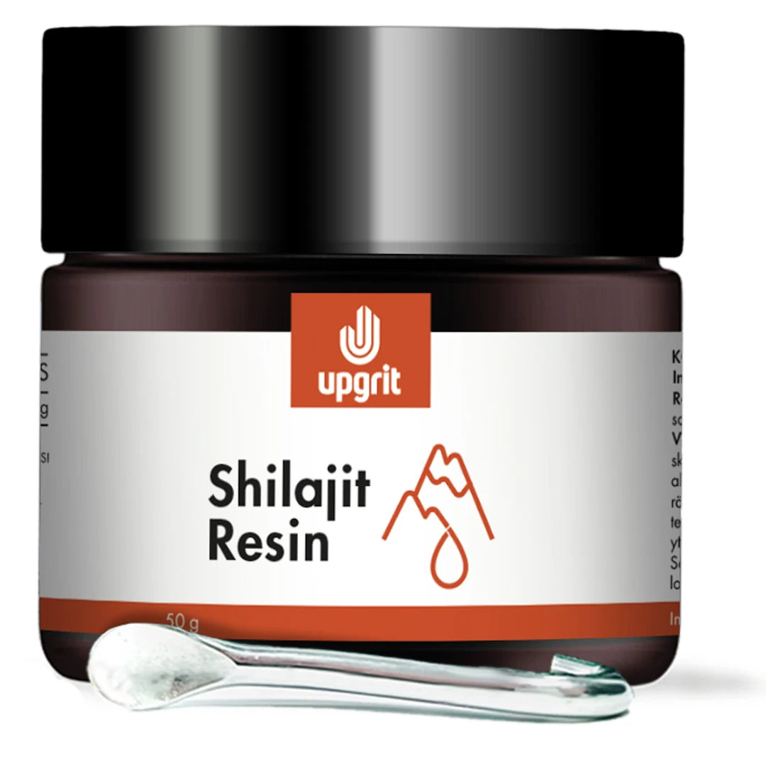 Upgrit Shilajit Resin 50 g i en mørkebrun krukke med svart lokk og en liten medfølgende skje.
