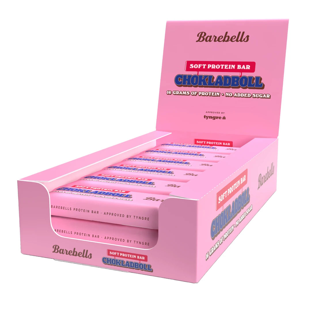 12 x Barebells Soft Bar 55 g Chokladboll i en rosa displayeske fylt med proteinbarer.