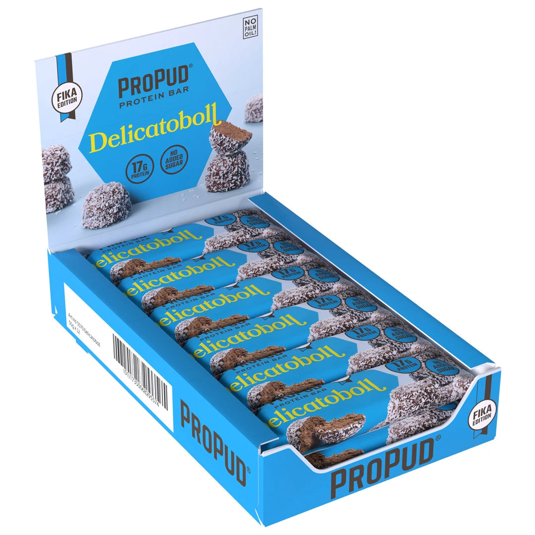 12 x NJIE ProPud Proteinbar 55 g Delicatoboll i en lyseblå og hvit displayeske.