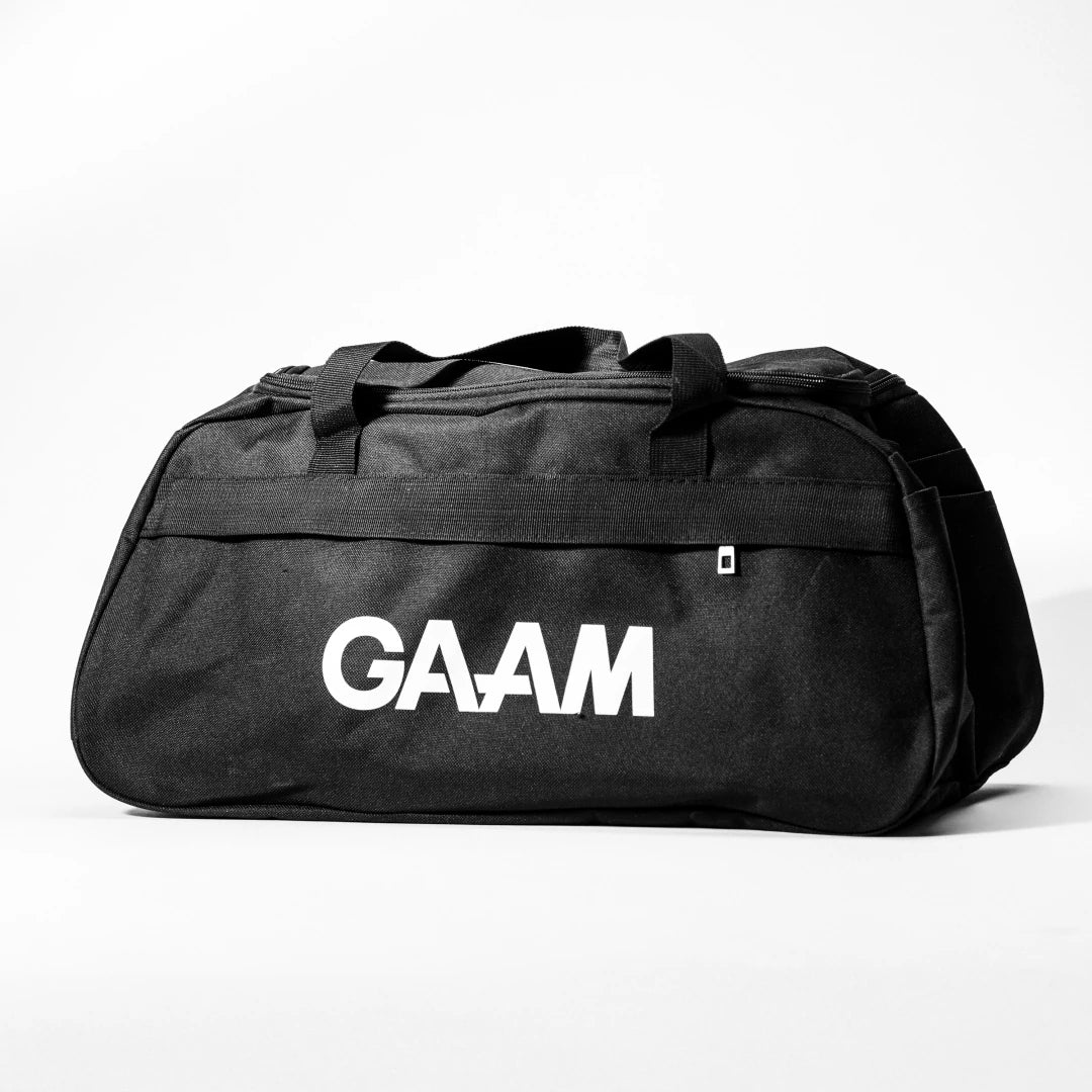 Svart GAAM Duffle Bag treningsbag med stor hvit logo og praktiske bærehåndtak., bilde 1 av 1