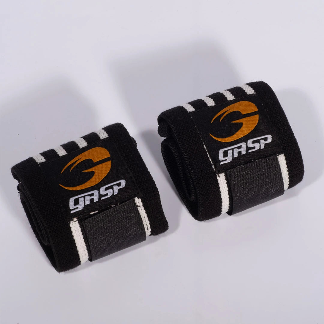 GASP Hardcore Wrist Wraps Black/White er kraftige svarte håndleddsbind i elastisk stoff med oransje og hvit logo.