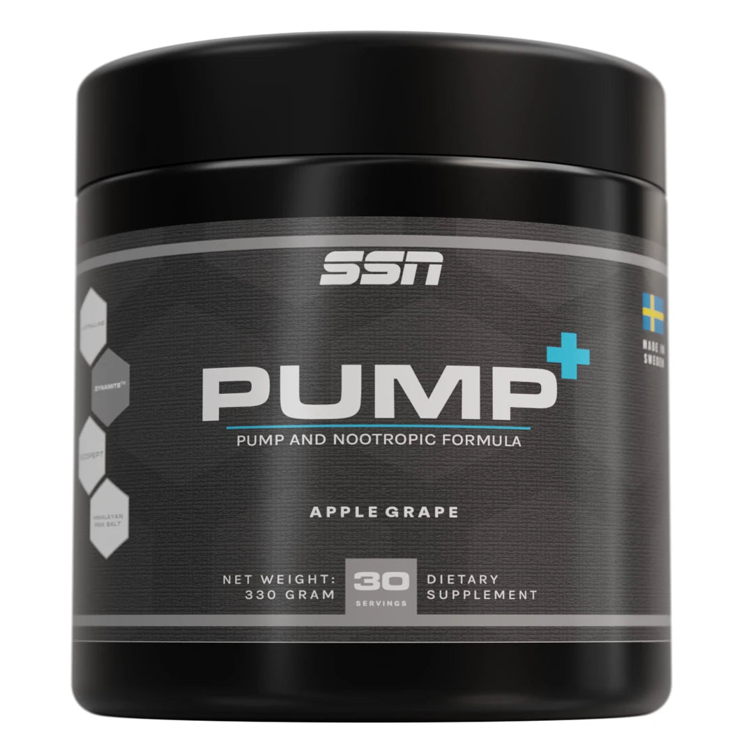SSN PUMP+ 330 g PWO-pulver i en svart boks med grå etikett og lyseblå detaljer for smaken Apple Grape.