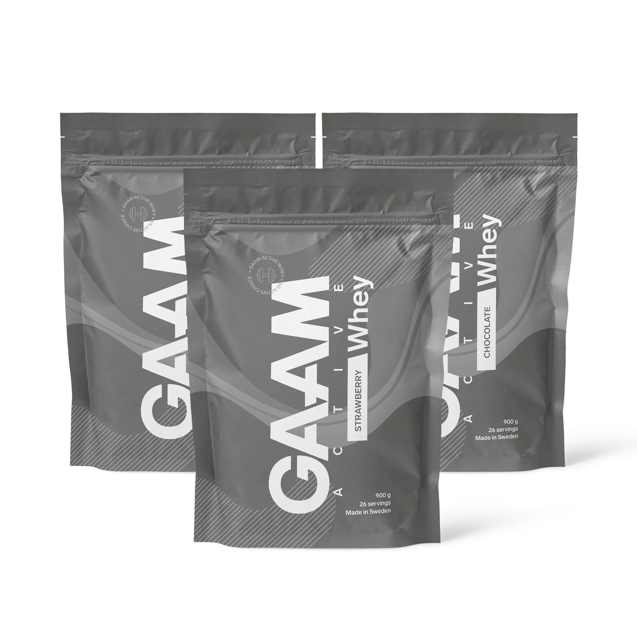 3 x GAAM Active Whey Proteinpulver 900 g i tre grå poser med hvite detaljer for ulike smaker som Strawberry og Chocolate.