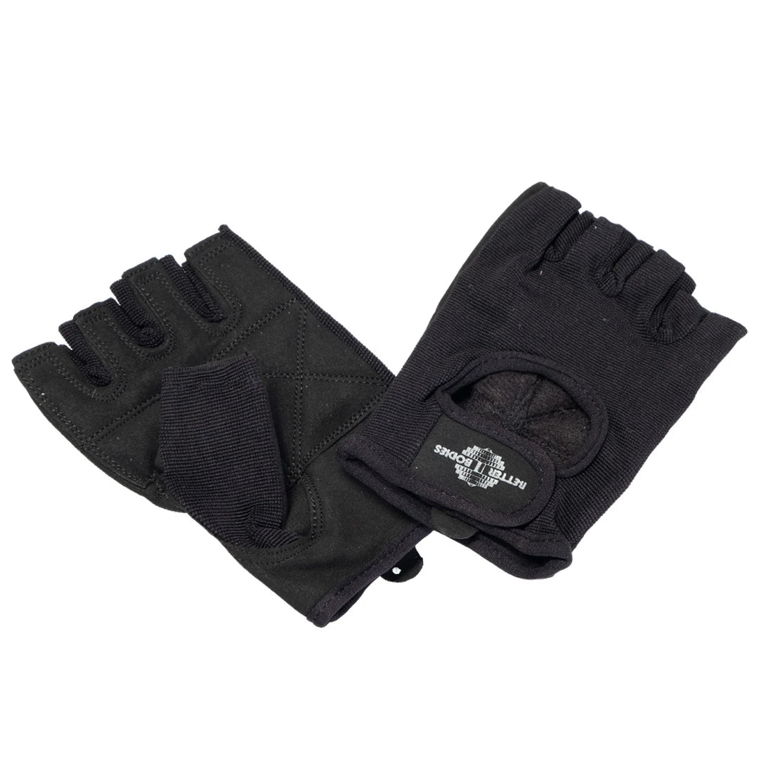 Svarte Better Bodies Basic Gym Gloves treningshansker med halvfingerdesign og justerbart borrelåsbånd.