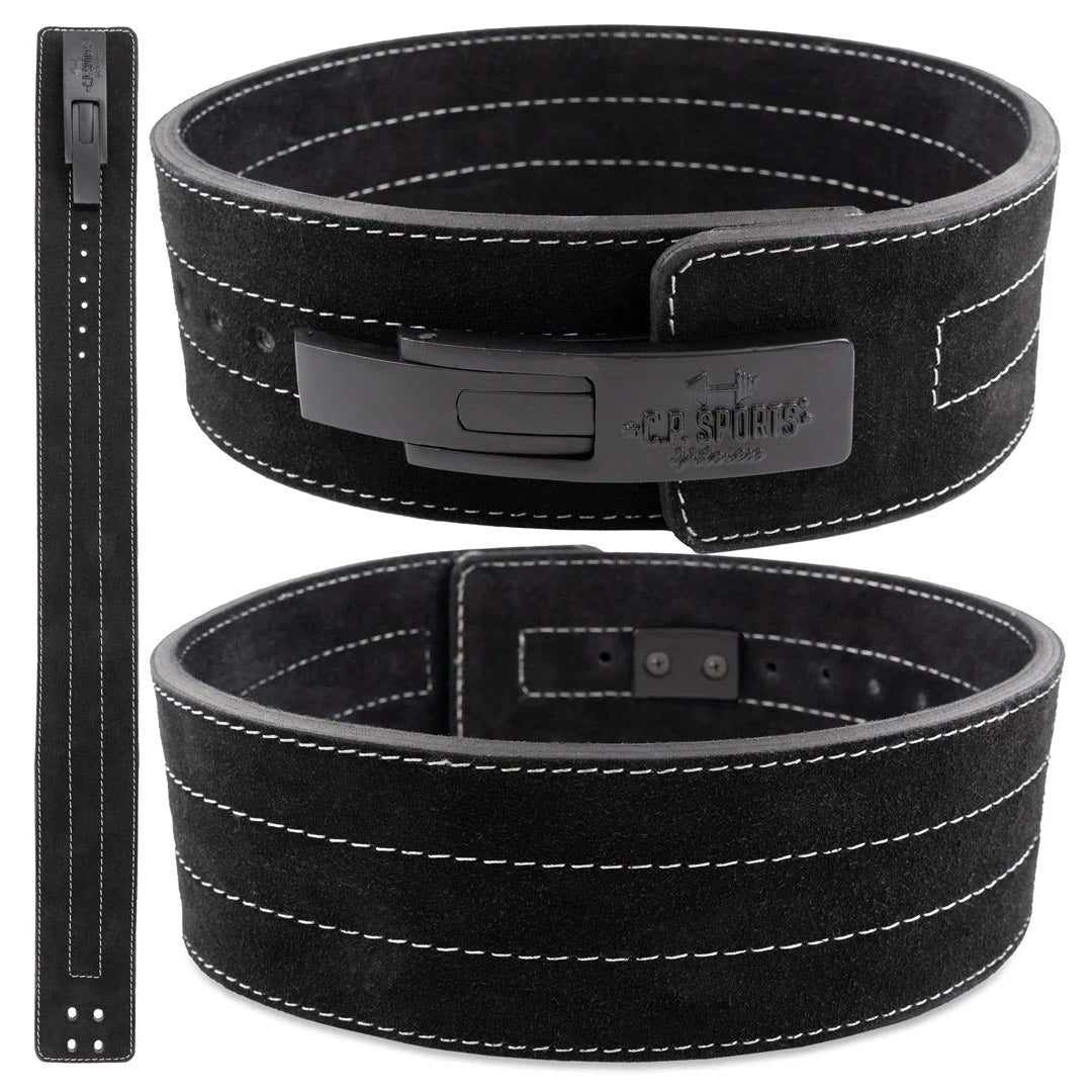C.P. Sports Powerlifting Lever Belt Black, et svart styrkebelte i lær med hvite sømmer og en robust hurtigspenne.