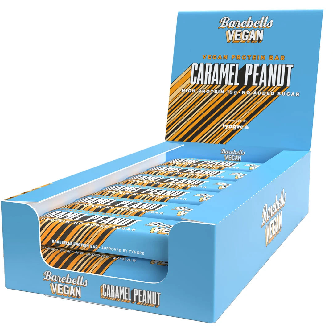 12 x Barebells Vegan Protein Bar 55 g Caramel Peanut i en lyseblå displayeske med oransje og brune detaljer.