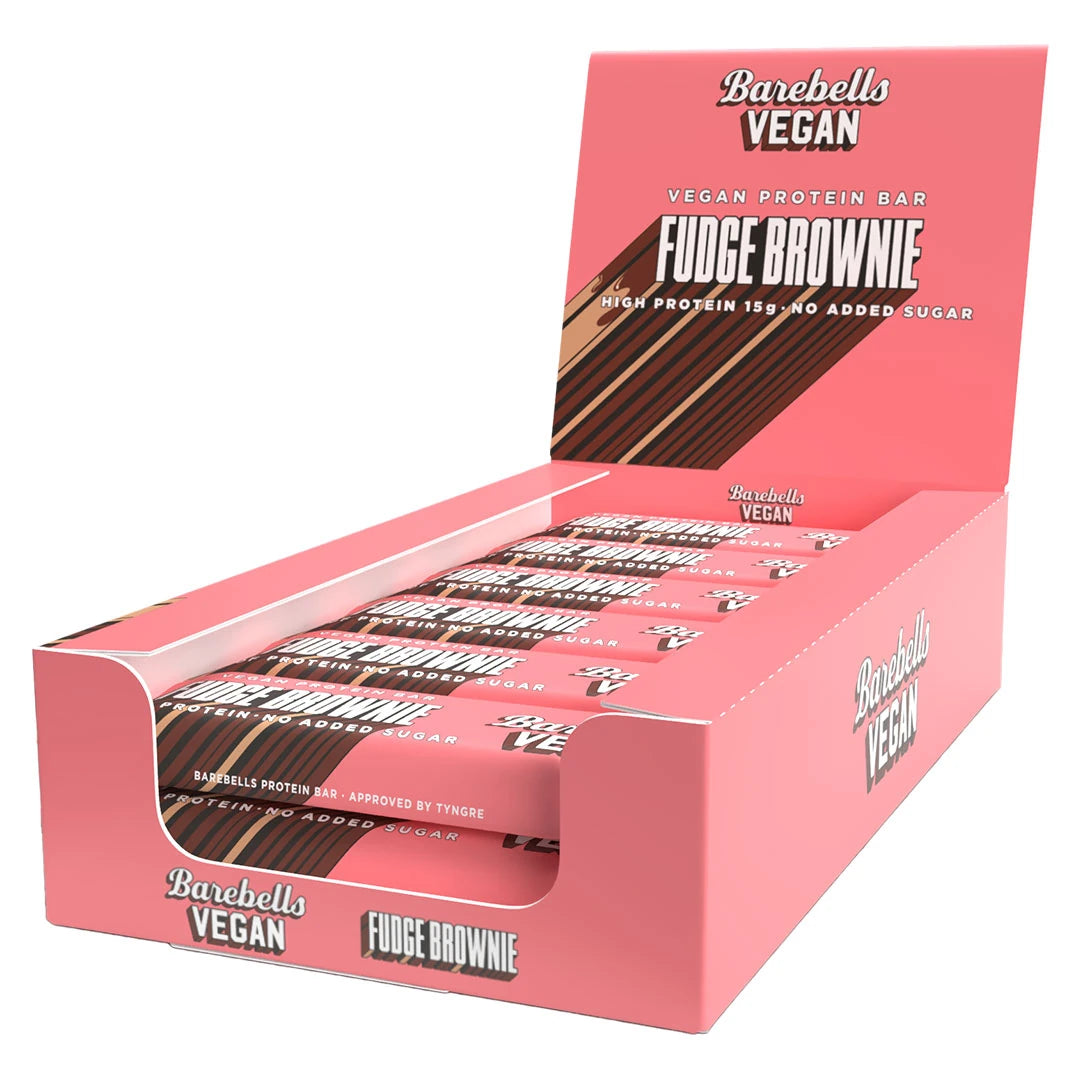 12 x Barebells Vegan Protein Bar 55 g Fudge Brownie i en rosa displayeske fylt med proteinbarer.