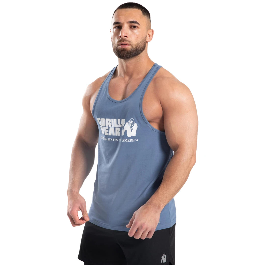 Gorilla Wear Classic Tank Top Coronet Blue er en blå singlet med hvitt logotrykk på brystet., bilde 7 av 7