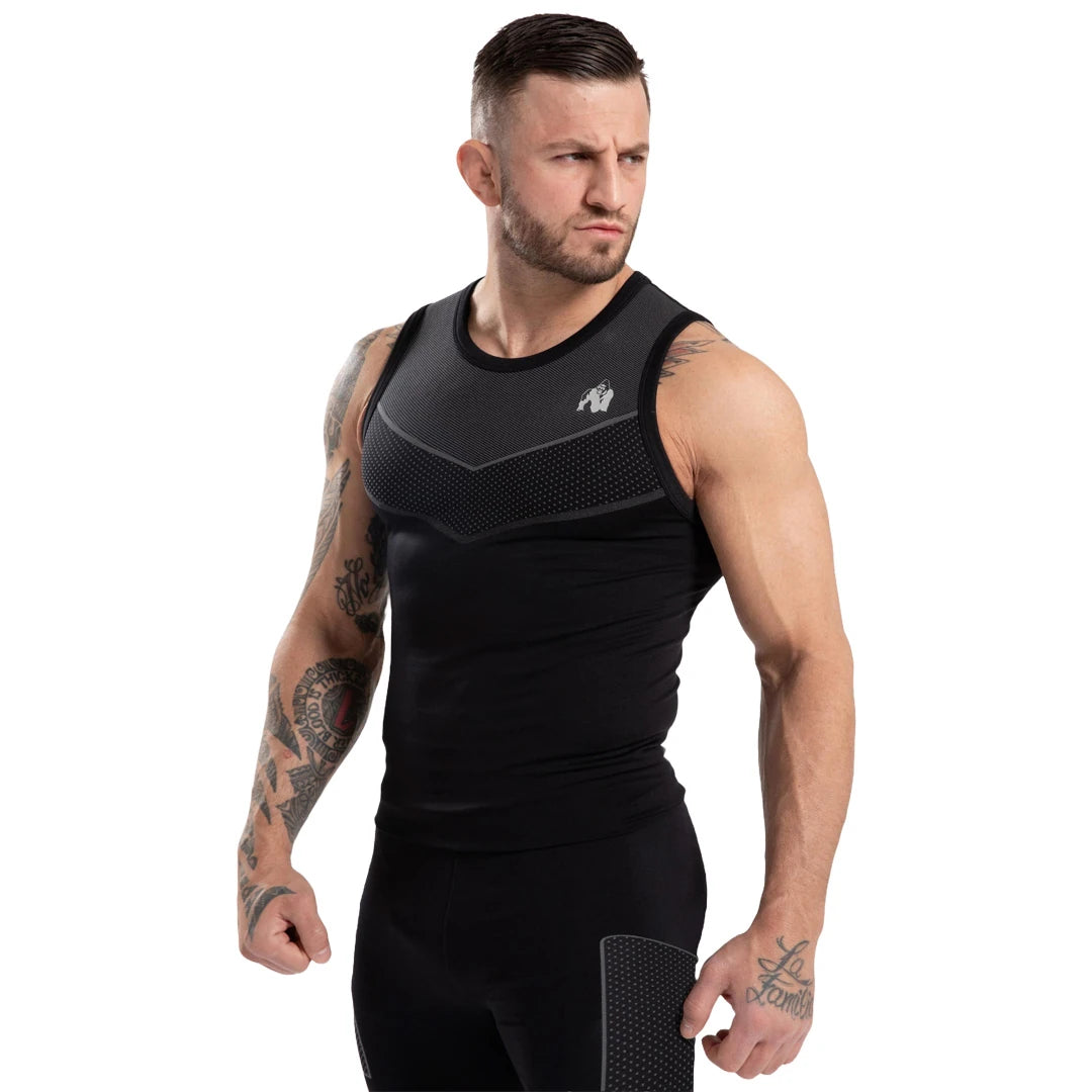 Gorilla Wear Norton Seamless Tank Top Black, en tettsittende svart treningssinglet for herre med grått mønster på brystet., bilde 4 av 6