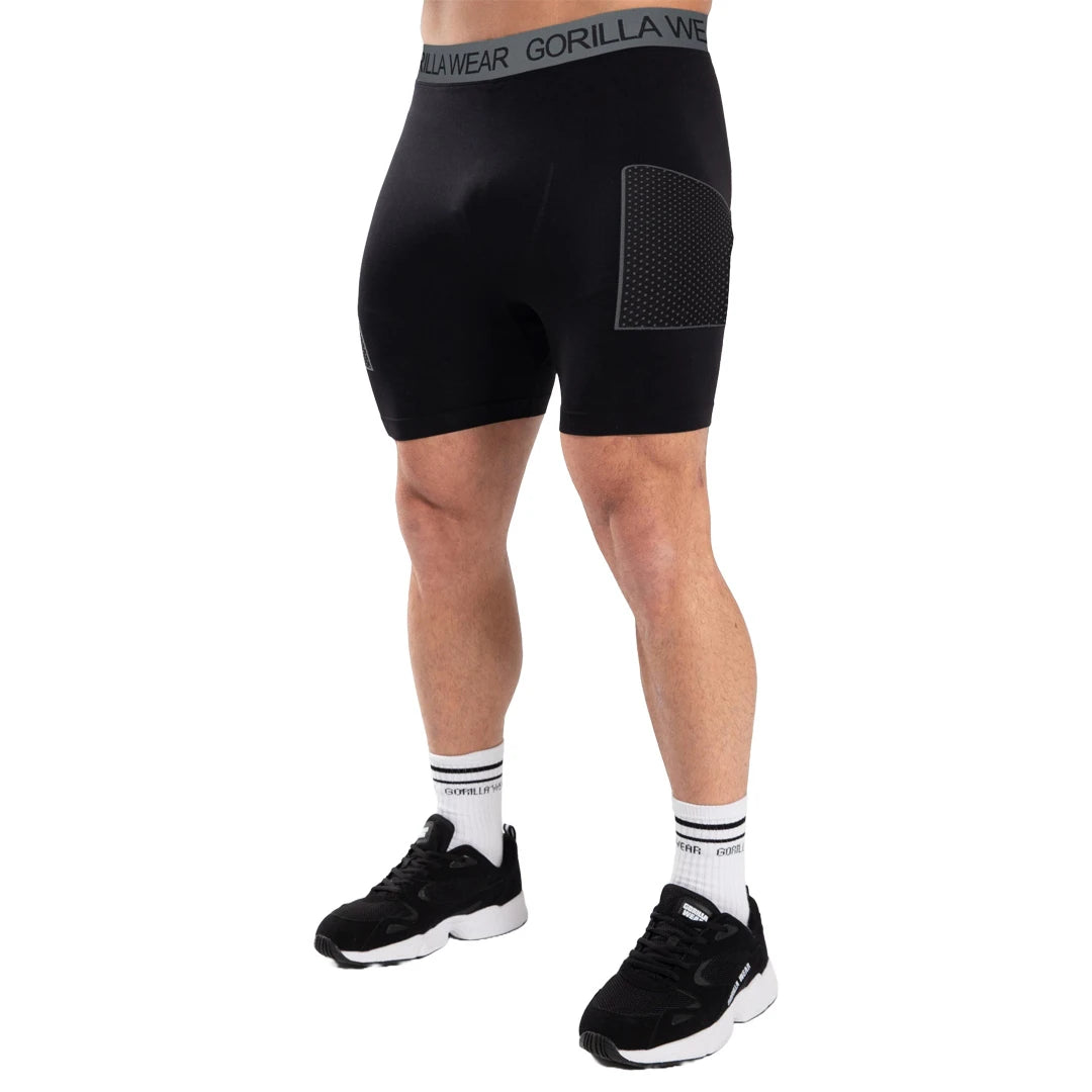 Gorilla Wear Norton Seamless Short Tights Black, svarte sømløse kompresjonsshorts båret av en modell., bilde 4 av 6