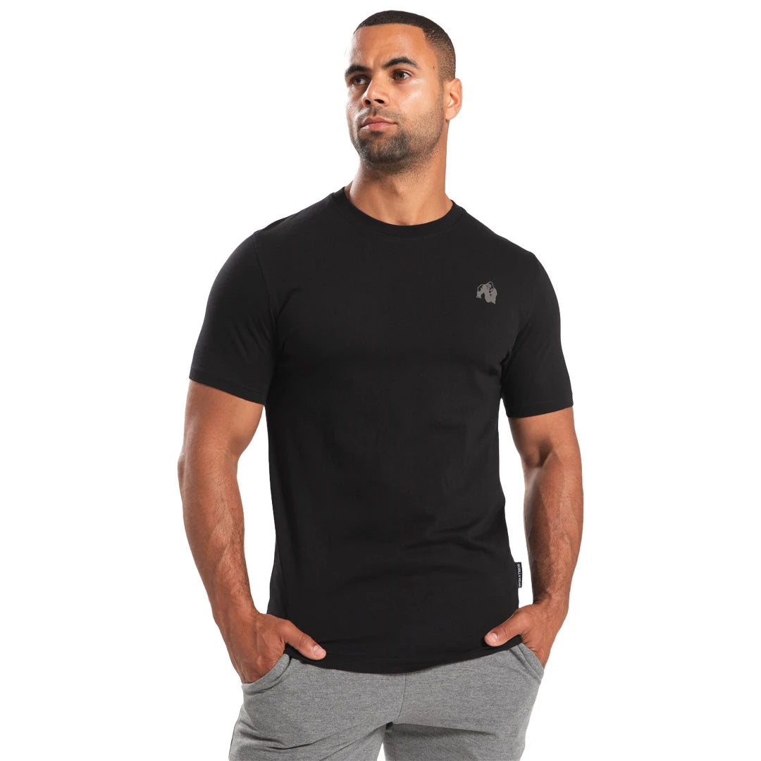 Mann kledd i Gorilla Wear Oregon T-Shirt Black, en svart trenings-t-skjorte i bomull med normal passform., bilde 5 av 8