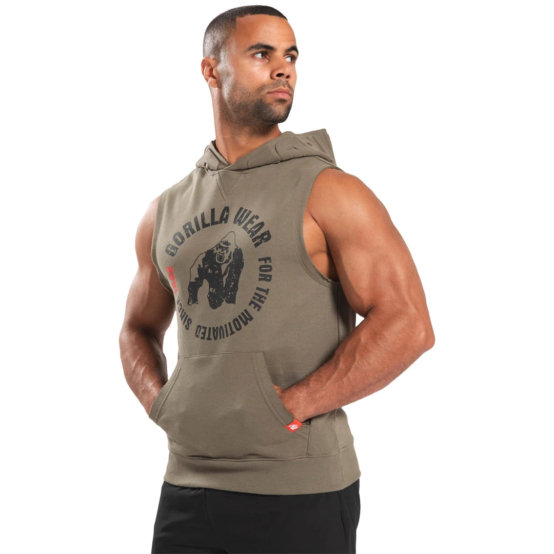 Gorilla Wear Marshall Sleeveless Hoodie Army Green på en modell, med dype ermehull, frontlomme og stort brysttrykk.
