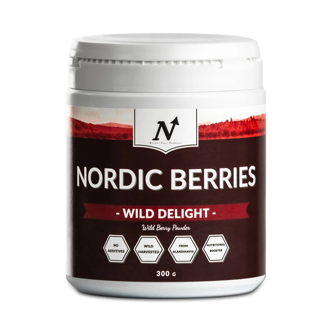 Nyttoteket Nordic Berries 300 g bærpulver pakket i en hvit boks med mørkebrun og rød etikett.