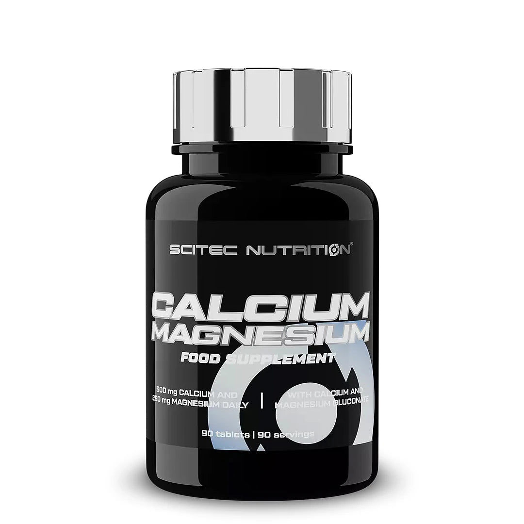 Scitec Nutrition Calcium-Magnesium 90 tabs kosttilskudd i en svart boks med sølvfarget lokk.
