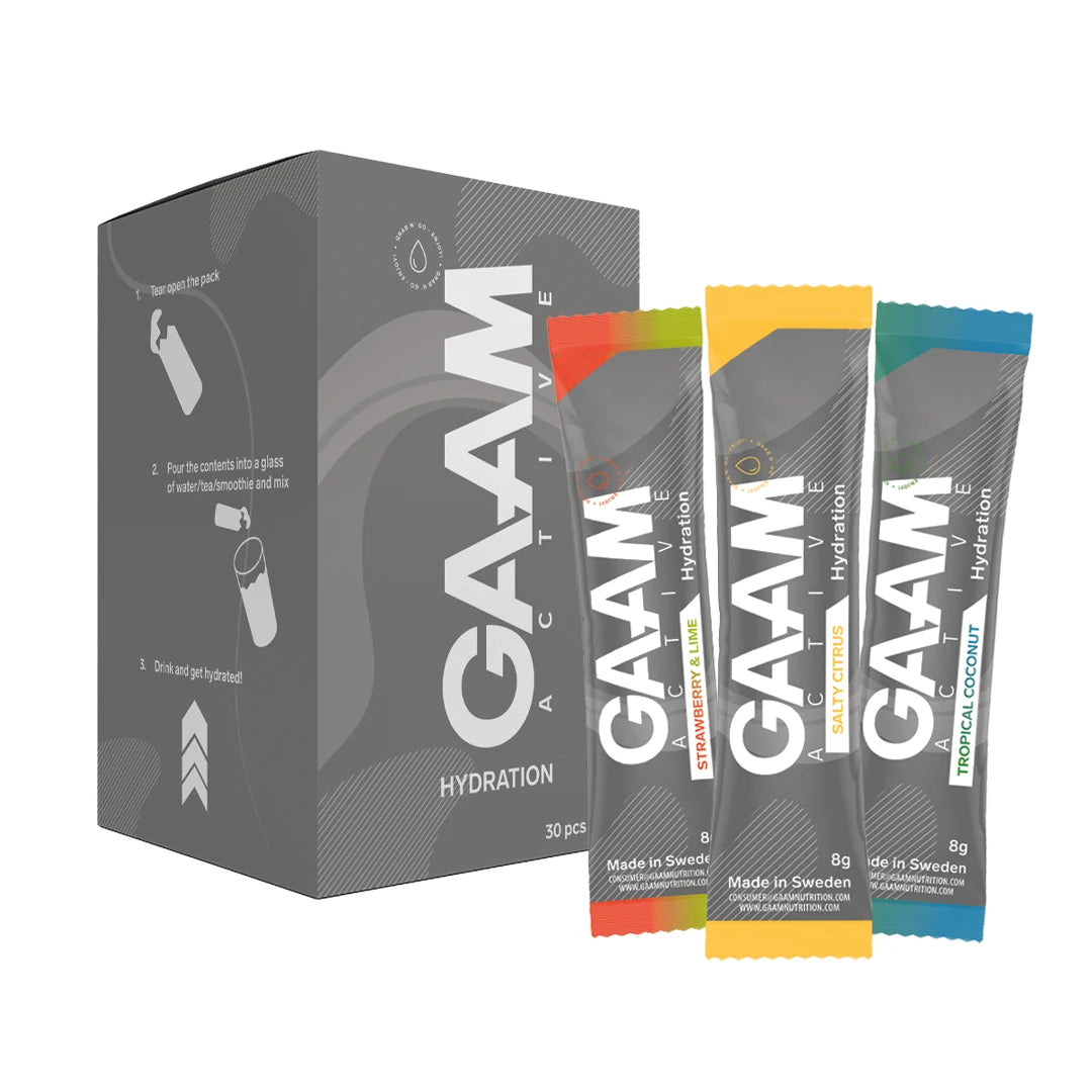 30 x GAAM Active Hydration 8 g Elektrolytter i en grå eske ved siden av tre porsjonsposer med ulike smaker., bilde 1 av 1