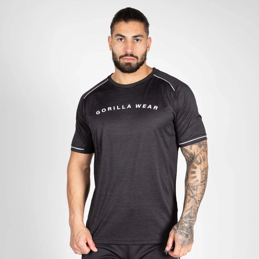 Gorilla Wear Fremont T-Shirt Black, en svart treningstrøye i funksjonsmateriale med hvit logo og hvite detaljer., bilde 8 av 8