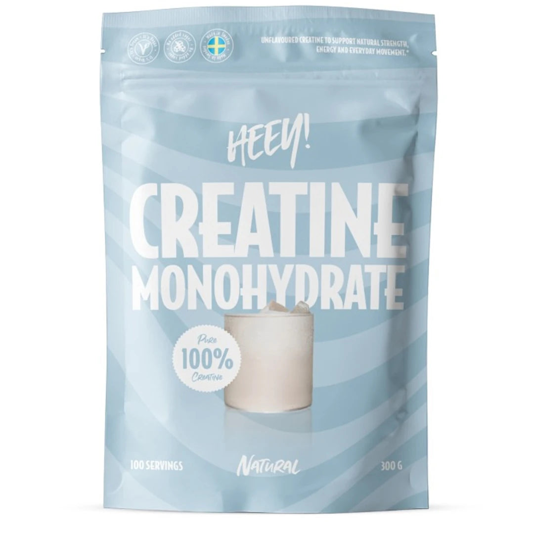 Heey! 100% Creatine Monohydrate 300 g i en lyseblå stripete pose med smak Natural.