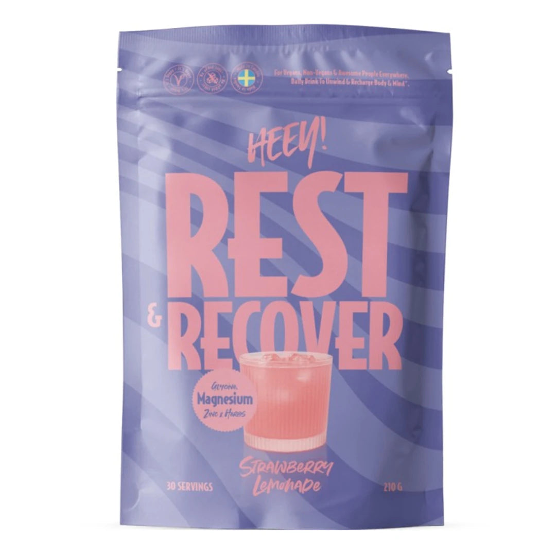 Heey! Rest & Recover Magnesium 210 g pulver i en lilla pose med rosa detaljer og smaken Strawberry Lemonade.